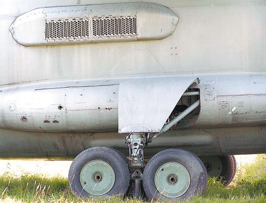 Иллюстрация к книге — Камуфляж и бортовые эмблемы авиатехники советских ВВС в афганской кампании [i_270.jpg]