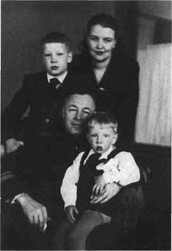 Иллюстрация к книге — Адмирал Кузнецов [i_040.jpg]