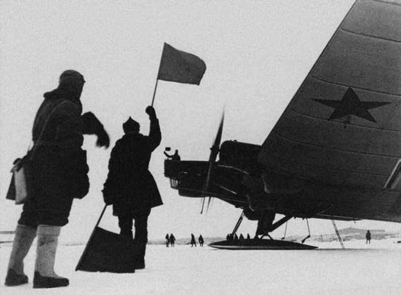 Иллюстрация к книге — Папанинская четверка: взлеты и падения [i_013.jpg]