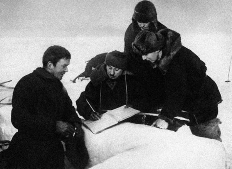 Иллюстрация к книге — Папанинская четверка: взлеты и падения [i_020.jpg]