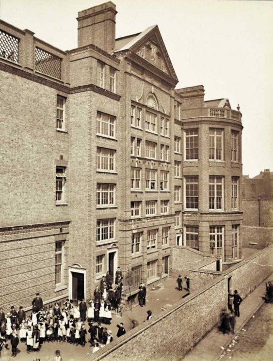 Иллюстрация к книге — Шерлок Холмс. Человек, который никогда не жил и поэтому никогда не умрет [i_023.jpg]