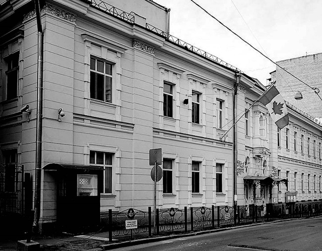 Иллюстрация к книге — Пальто с хлястиком [i_002.jpg]