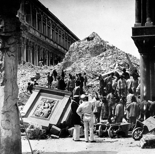 Иллюстрация к книге — Пальто с хлястиком [i_033.jpg]