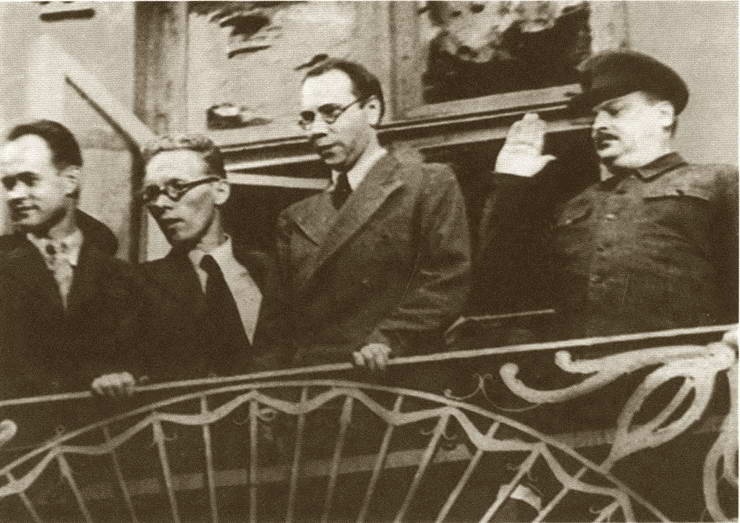 Иллюстрация к книге — Жданов [i_054.jpg]