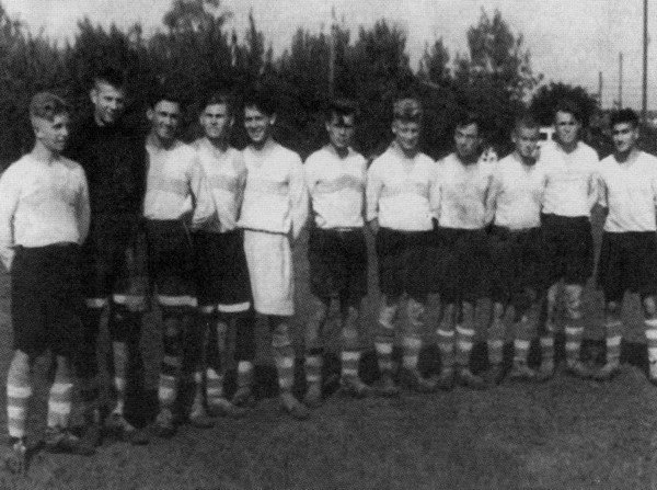 Иллюстрация к книге — Лев Яшин [i_008.jpg]