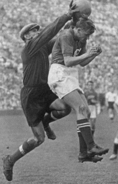 Иллюстрация к книге — Лев Яшин [i_034.jpg]