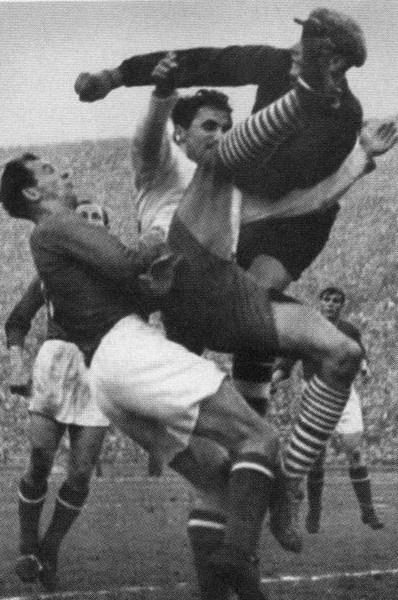 Иллюстрация к книге — Лев Яшин [i_035.jpg]