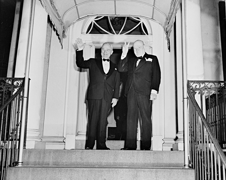 Иллюстрация к книге — Черчилль. Биография [i_057.jpg]