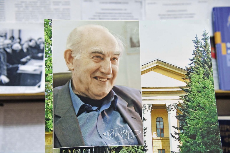 Иллюстрация к книге — Виталий Гинзбург, Игорь Тамм [i_020.jpg]