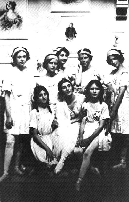 Иллюстрация к книге — Быть балериной. Частная жизнь танцовщиц Императорского театра [i_029.jpg]