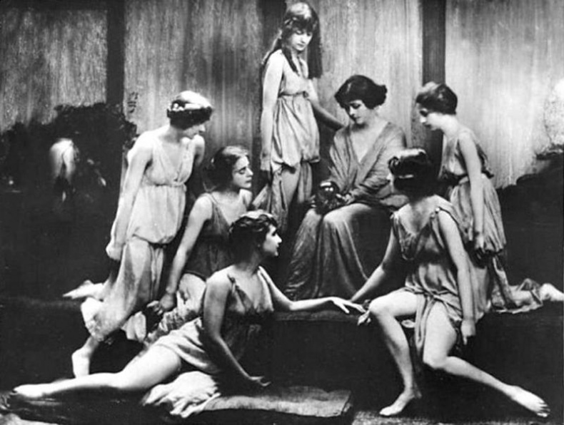 Иллюстрация к книге — Быть балериной. Частная жизнь танцовщиц Императорского театра [i_033.jpg]