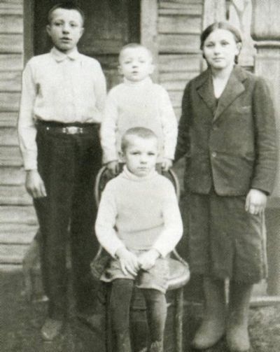 Иллюстрация к книге — Юрий Гагарин [i_002.jpg]