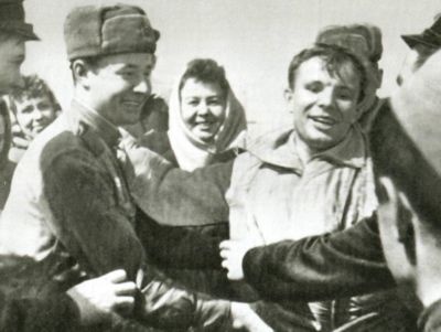 Иллюстрация к книге — Юрий Гагарин [i_032.jpg]