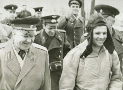 Иллюстрация к книге — Юрий Гагарин [i_033.jpg]