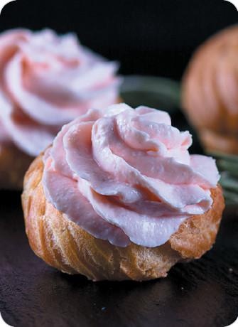 Иллюстрация к книге — Закуски и десерты из заварного теста. Эклеры, профитроли, буше [i_026.jpg]