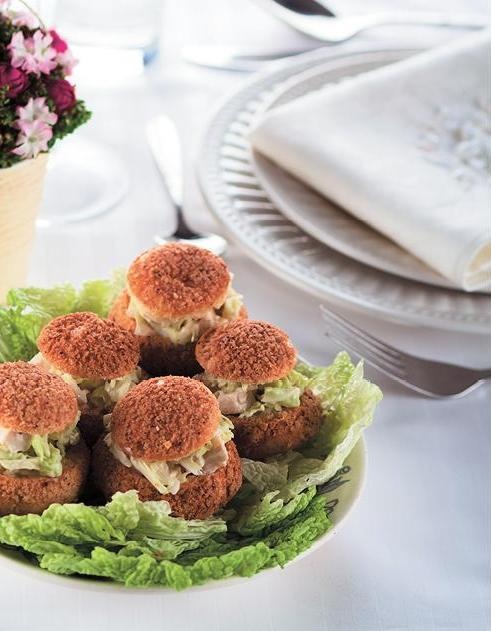 Иллюстрация к книге — Закуски и десерты из заварного теста. Эклеры, профитроли, буше [i_030.jpg]