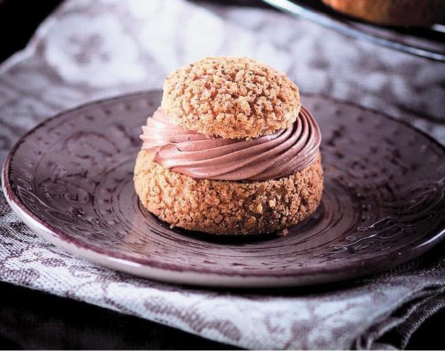 Иллюстрация к книге — Закуски и десерты из заварного теста. Эклеры, профитроли, буше [i_040.jpg]