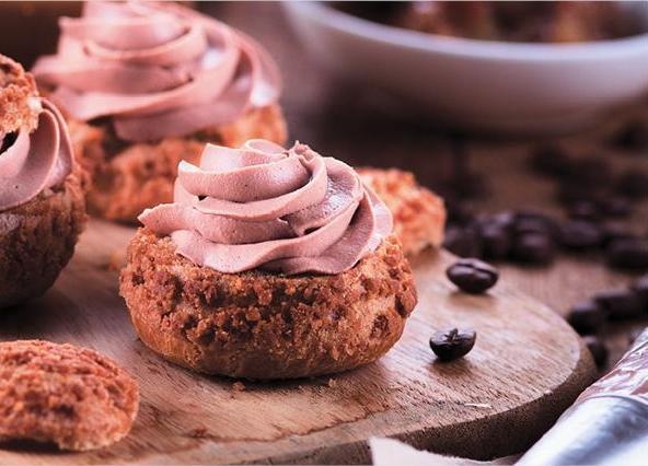 Иллюстрация к книге — Закуски и десерты из заварного теста. Эклеры, профитроли, буше [i_041.jpg]