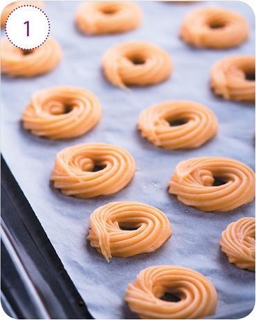 Иллюстрация к книге — Закуски и десерты из заварного теста. Эклеры, профитроли, буше [i_045.jpg]