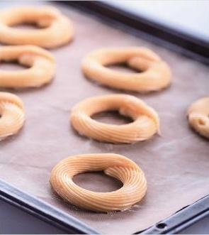 Иллюстрация к книге — Закуски и десерты из заварного теста. Эклеры, профитроли, буше [i_049.jpg]