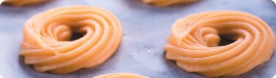 Иллюстрация к книге — Закуски и десерты из заварного теста. Эклеры, профитроли, буше [i_051.jpg]