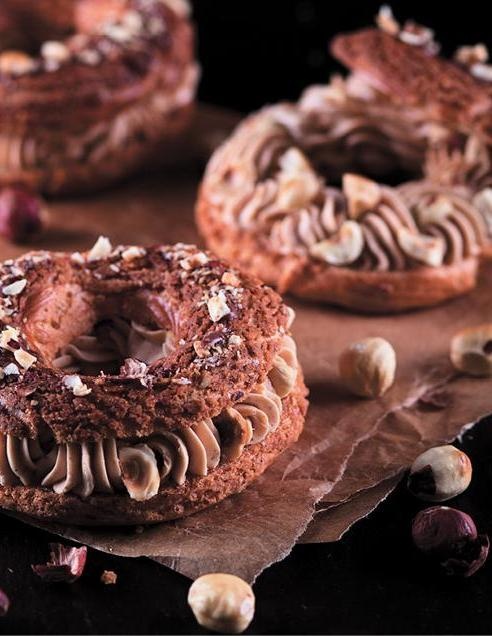 Иллюстрация к книге — Закуски и десерты из заварного теста. Эклеры, профитроли, буше [i_052.jpg]