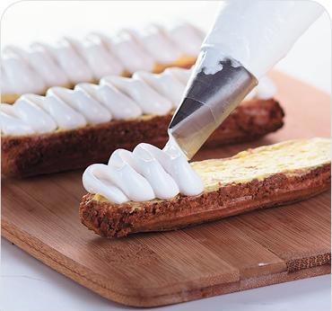 Иллюстрация к книге — Закуски и десерты из заварного теста. Эклеры, профитроли, буше [i_065.jpg]