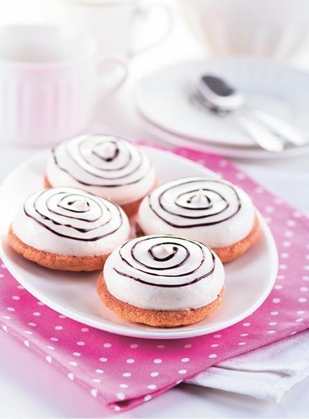 Иллюстрация к книге — Закуски и десерты из заварного теста. Эклеры, профитроли, буше [i_075.jpg]