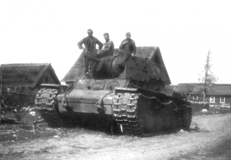 Иллюстрация к книге — Зиновий Колобанов. Время танковых засад [_12.jpg]