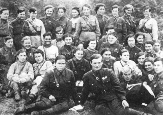 Иллюстрация к книге — Записки летчицы У-2. Женщины-авиаторы в годы Великой Отечественной войны. 1942-1945 [i_025.jpg]
