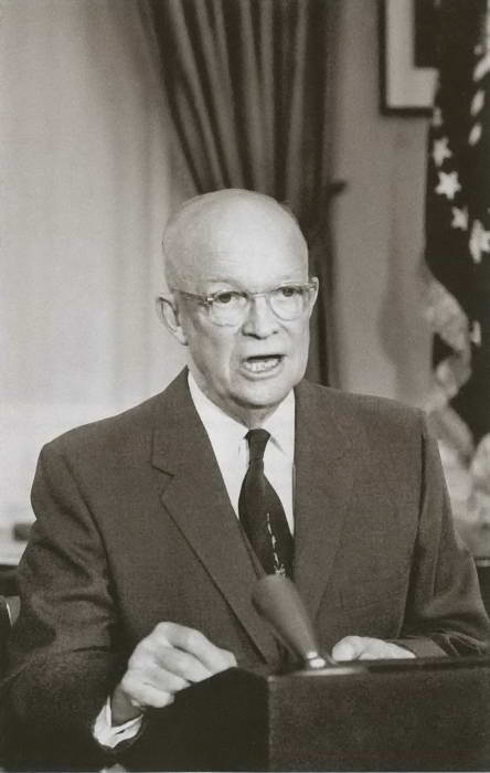 Иллюстрация к книге — Эйзенхауэр [i_036.jpg]