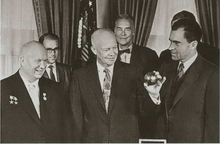 Иллюстрация к книге — Эйзенхауэр [i_043.jpg]