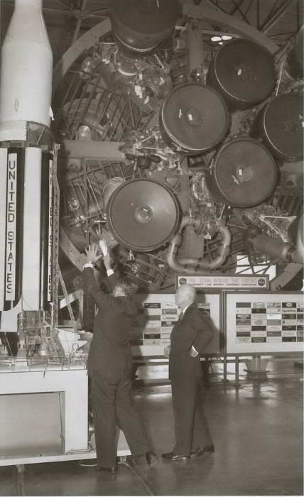 Иллюстрация к книге — Эйзенхауэр [i_047.jpg]