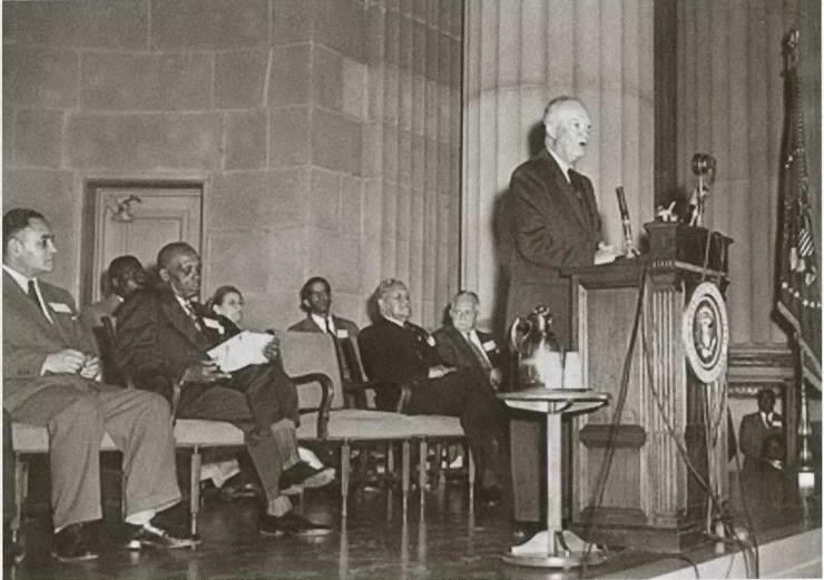 Иллюстрация к книге — Эйзенхауэр [i_048.jpg]