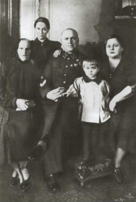 Иллюстрация к книге — Жуков. Маршал на белом коне [i_023.jpg]