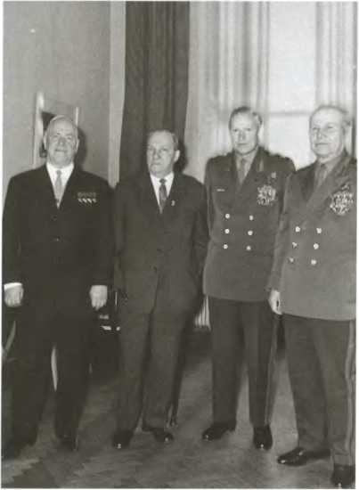 Иллюстрация к книге — Жуков. Маршал на белом коне [i_054.jpg]