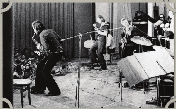 Иллюстрация к книге — Василий Аксенов - одинокий бегун на длинные дистанции [i_037.jpg]