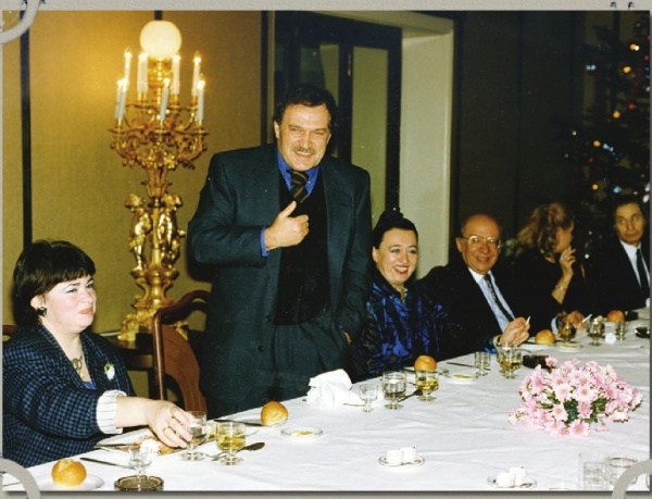 Иллюстрация к книге — Василий Аксенов - одинокий бегун на длинные дистанции [i_098.jpg]