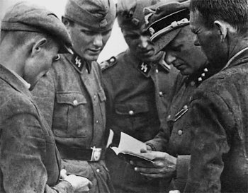 Иллюстрация к книге — Командиры "Лейбштандарта" [i_043.jpg]