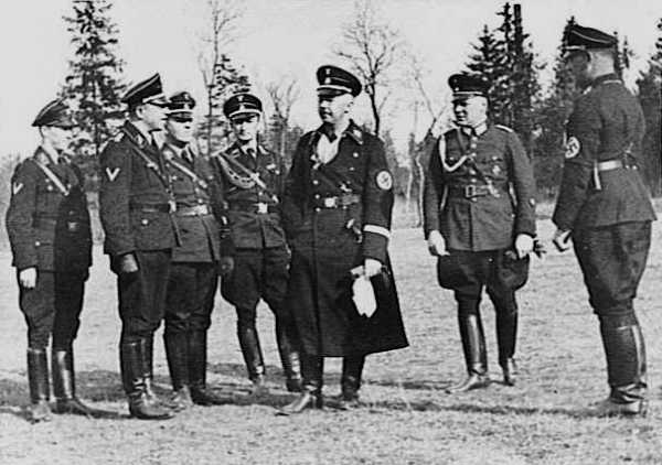 Иллюстрация к книге — Командиры элитных частей СС [eicke_at_dachau_1934.jpg]