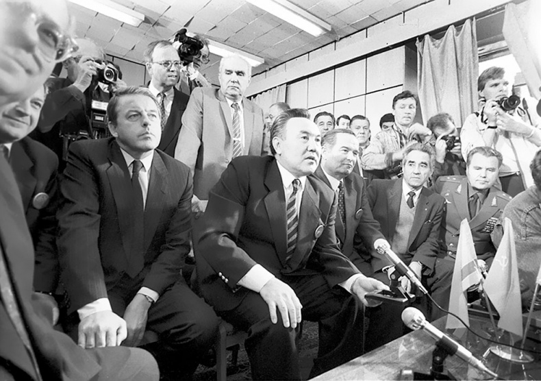 Иллюстрация к книге — Имя, ставшее эпохой. Нурсултан Назарбаев: новое прочтение биографии [i_049.jpg]