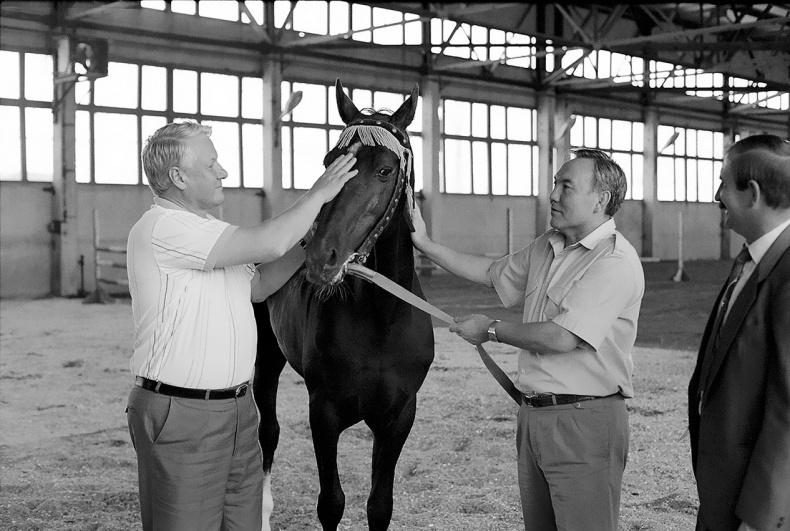 Иллюстрация к книге — Имя, ставшее эпохой. Нурсултан Назарбаев: новое прочтение биографии [i_068.jpg]