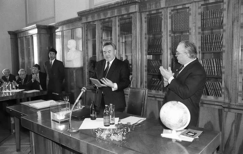 Иллюстрация к книге — Имя, ставшее эпохой. Нурсултан Назарбаев: новое прочтение биографии [i_086.jpg]