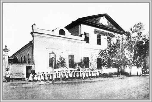 Иллюстрация к книге — Благотворительность семьи Романовых. XIX – начало XX в. Повседневная жизнь Российского императорского двора [i_060.jpg]