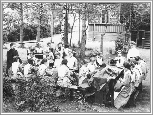 Иллюстрация к книге — Благотворительность семьи Романовых. XIX – начало XX в. Повседневная жизнь Российского императорского двора [i_066.jpg]