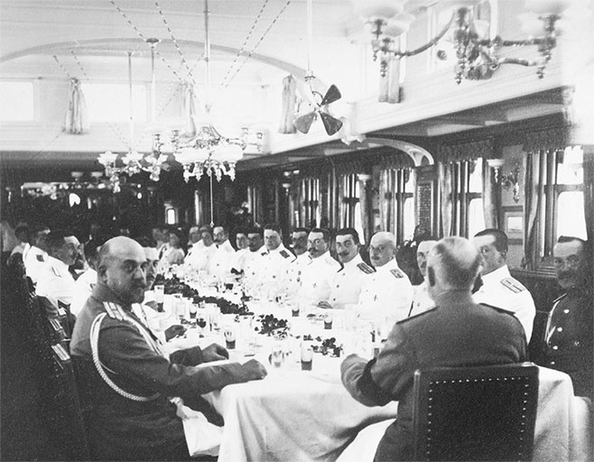 Иллюстрация к книге — Императорская кухня. XIX - начало XX в. Повседневная жизнь Российского императорского двора Уцененный товар (№1) [i_018.jpg]