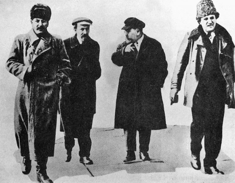 Иллюстрация к книге — Иосиф Сталин в личинах и масках человека, вождя, ученого [_32.jpg]