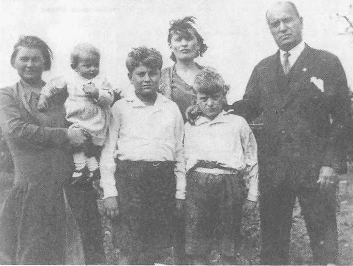 Иллюстрация к книге — Жизнь и смерть Бенито Муссолини [i_018.jpg]