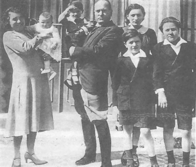 Иллюстрация к книге — Жизнь и смерть Бенито Муссолини [i_019.jpg]