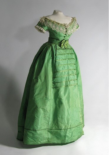 Иллюстрация к книге — Жертвы моды. Опасная одежда прошлого и наших дней [b00000493.jpg]